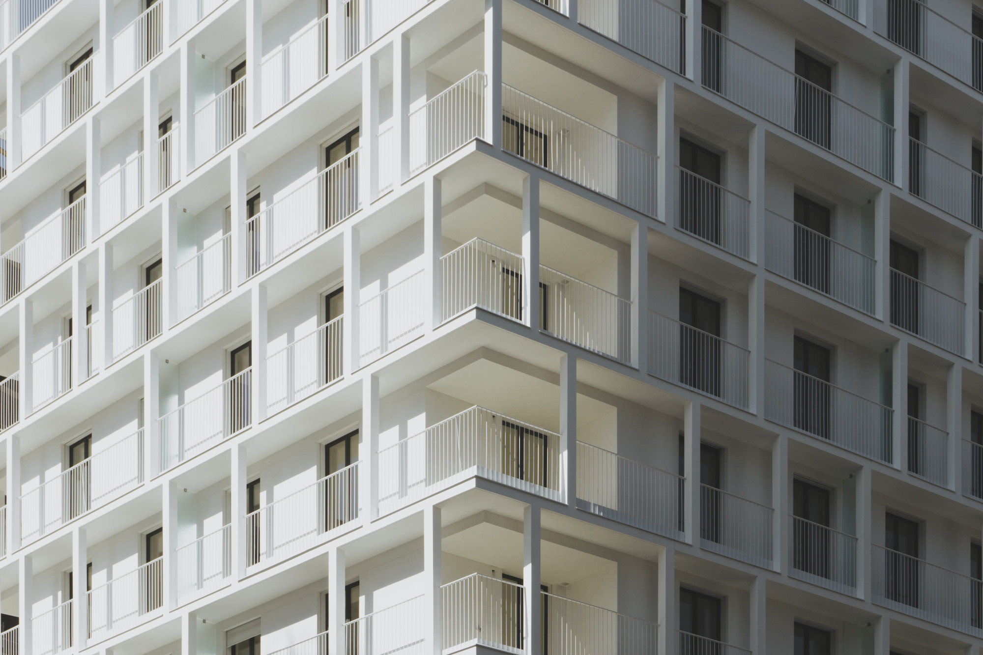low-angle-shot-white-concrete-building-captured-day-time low-angle-shot-white-concrete-building-captured-day-time